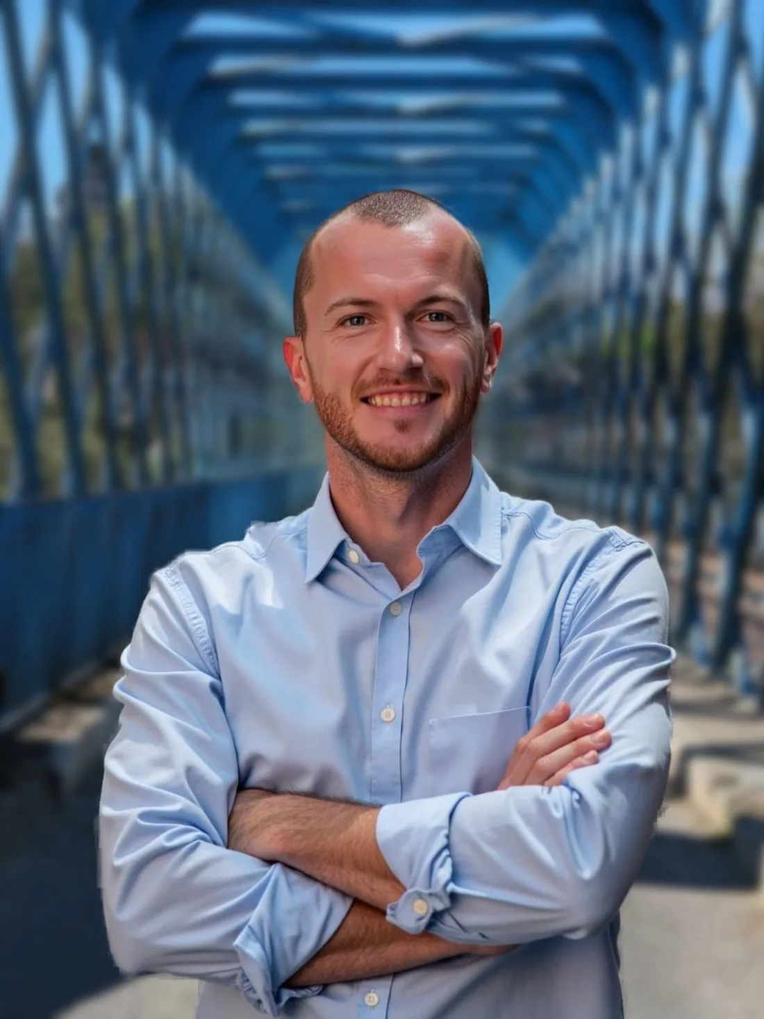 Benoît Bernardin, conseiller immobilier, sur le pont bleu d'Avanne-Aveney