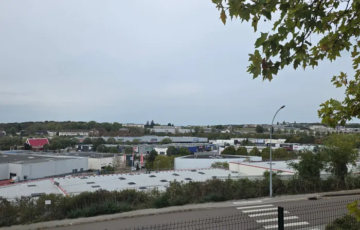 Vue depuis les hauteurs des Essarts sur la zone commerciale de Châteaufarine et la ville