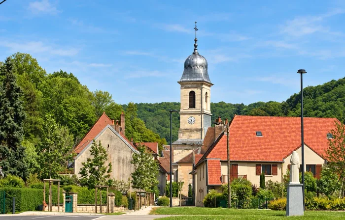 L'église Saint-Vincent au cœur du village d'Avanne-Aveney