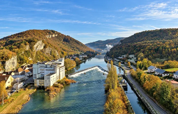 Le moulin et le barrage-écluse sur le Doubs à Avanne-Aveney