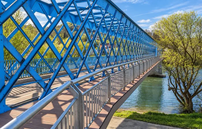 La passerelle piétonne du pont bleu, sur le Doubs à Avanne-Aveney