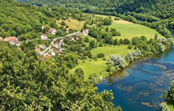 Vue aérienne du vieux village de Rancenay au bord du Doubs