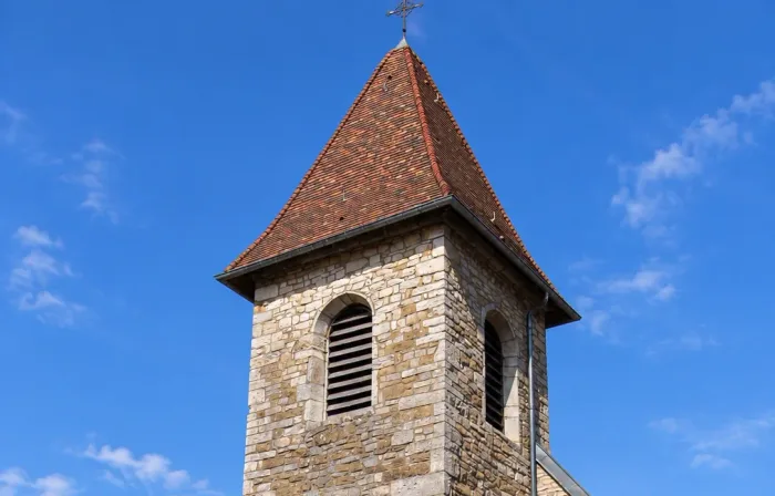 Le clocher de l'église Saint-Hippolyte à Velotte